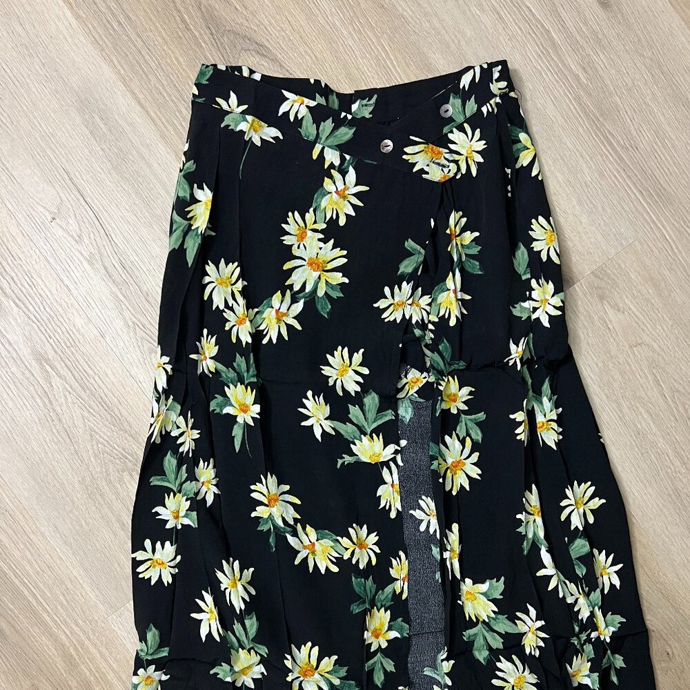 NWT Olivaceous Flower Skirt with Short Inside Size Medium